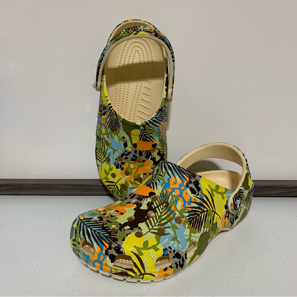 CROCS Classic Far Out Clogs-Size J6 NWT - Picture 7 of 12